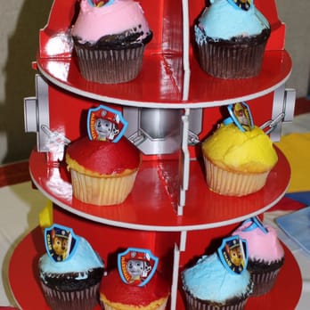 Elm St Bakery - Poorly frosted cupcakes. These were made by Elm Street and not me! Thank goodness I had a nice stand and toppers. - Bakeries Near Me - Everett, Massachusetts