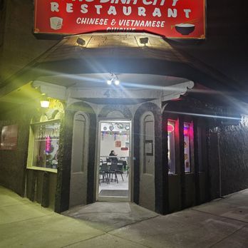 Pho Dinh City Restaurant - Entrance - Vietnamese Near Me - Sioux City, Iowa