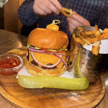 1776 Morristown - Cheeseburger - Bars Near Me - Morristown, New Jersey