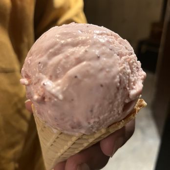 Seoul Blues Coffee and Dessert - Strawberry Ice Cream - Coffee & Tea Near Me - Annapolis, Maryland