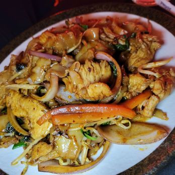 Le Chai - Chicken drunken noodles - Thai Near Me - Brooklyn, New York Le Chai - Chicken drunken noodles - Thai Near Me - Brooklyn, New York