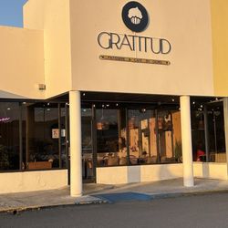 Gratitud Patisserie & Café - Dice Open pero no te quieren abrir la puerta si entrar 40 mins antes de cerrar.