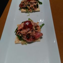 Batecs - Tostaditas de foie, carpaccio de atún y frutos rojos