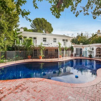 Stephanie Smith - Signature Properties - Woodland Hills - Real Estate Agents Near Me - Malibu, California Stephanie Smith - Signature Properties - Woodland Hills - Real Estate Agents Near Me - Malibu, California