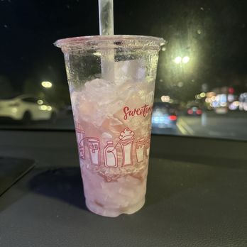 85°C Bakery Cafe-Irvine Spectrum - Fresh Strawberry Green Tea - Coffee & Tea Near Me - Irvine, California 85°C Bakery Cafe-Irvine Spectrum - Fresh Strawberry Green Tea - Coffee & Tea Near Me - Irvine, California
