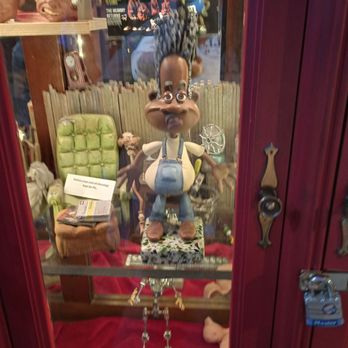 Freakybuttrue Peculiarium - Museums Near Me - Portland, Oregon
