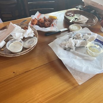 Hooters - Dirty plates left on table for over 30 minutes - American Near Me - Aurora, Illinois