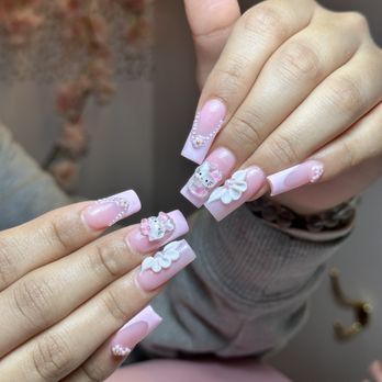 Lovely nail ♡ 💅 Bloom with every move 🌺✨ A timeless pink sparkle paired