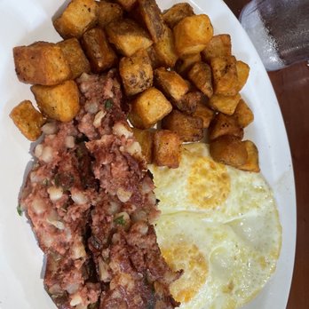 Eggs 'n Things - Waikiki Beach Eggspress - 2 eggs over medium with corn beef hash and crispy home fries - Breakfast & Brunch Near Me - Honolulu, Hawaii Eggs 'n Things - Waikiki Beach Eggspress - 2 eggs over medium with corn beef hash and crispy home fries - Breakfast & Brunch Near Me - Honolulu, Hawaii