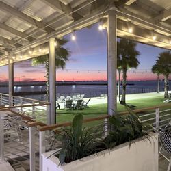 Harrison's Kitchen & Bar - Beautiful scenery, great place to get dinner at sunset