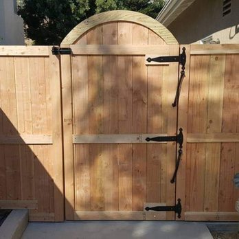 Level Up Landscape Construction - Wooden gate - Landscaping Near Me Level Up Landscape Construction - Wooden gate - Landscaping Near Me