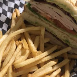 The Knoll Bar & Grill - The clubhouse