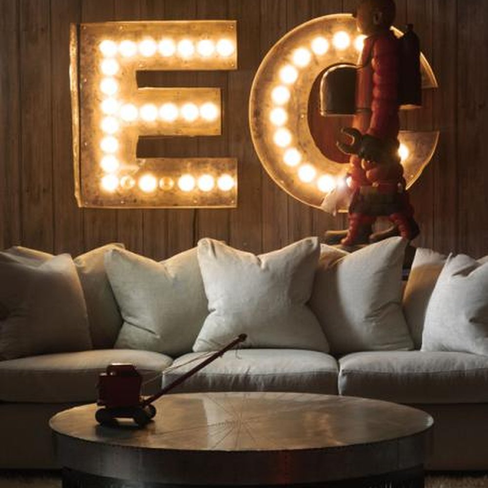 Una mirada intensa y nostálgica al clásico moderno “Major Tom (Coming  Home)” interpretado por Tom Schilling \u0026 The Jazz Kids. Esta versión captura  la esencia melancólica del astronauta perdido en el ..., image size:1000x1000