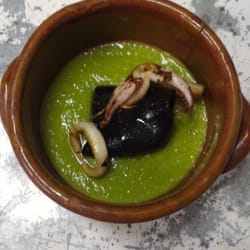 Trattoria Crudo Cotto e Mangiato - Crema di piselli placcherò al nero di seppia con calamari