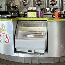 Menchie's - Front desk space where you pay
