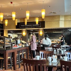 Farmer's Market Bar & Grill - Dining area
