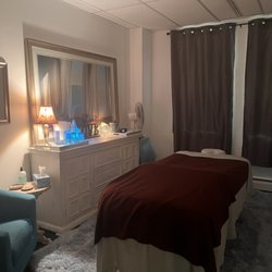 Body Heal Thyself Massage Therapy - Peaceful massage room