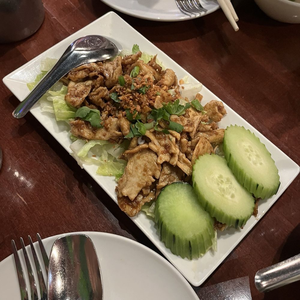 Ros Niyom Thai - Garlic chicken - Thai Near Me - Round Rock, Texas Ros Niyom Thai - Garlic chicken - Thai Near Me - Round Rock, Texas