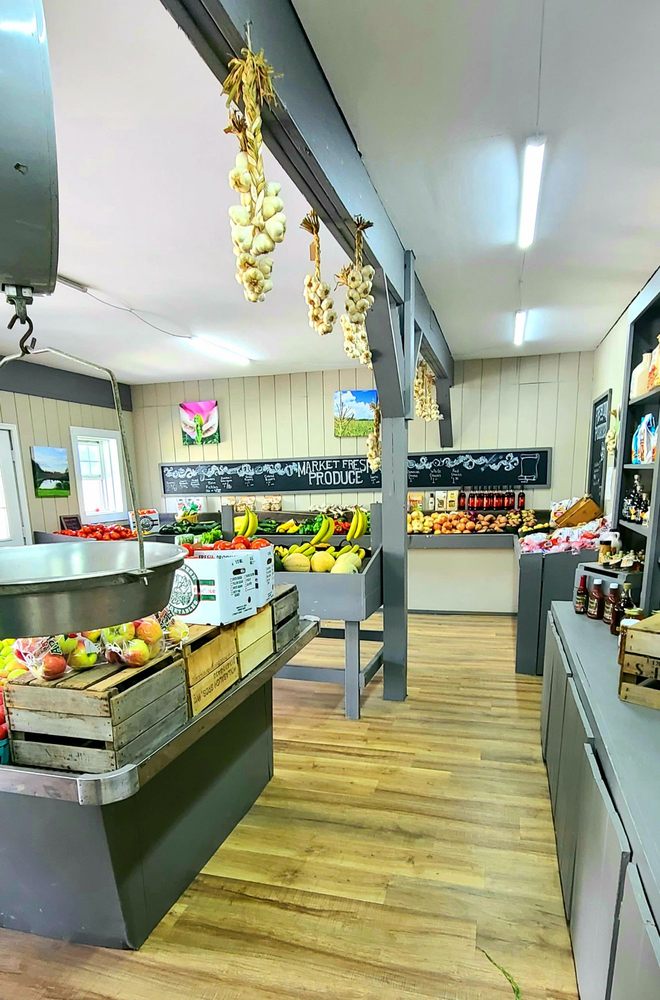 Savicki's Paris Hill Farm Market Logo