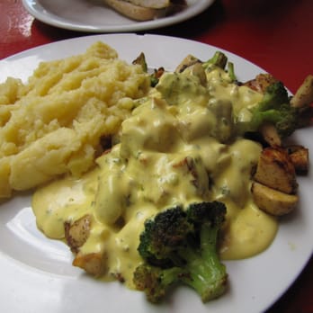 Kostbar - chicken, mashed potatoes, broccoli, mushrooms, hollondaise sauce - Breakfast & Brunch Near Me - Hamburg, HH