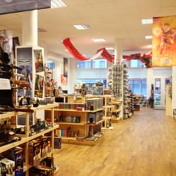 Atlantis - Großer Laden mit viel Platz zwischen den Regalen...