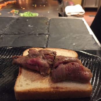 莊煮鐵板燒料理 - The bread is to soak up the oil. Ribeye rolled with garlic chips and scallions - Teppanyaki Near Me - Hong Kong, HK