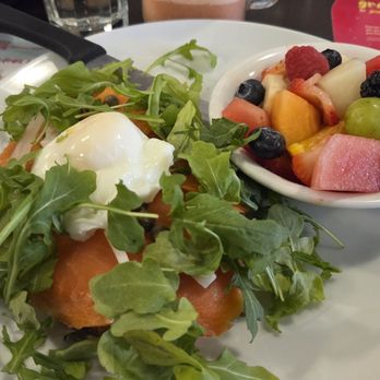 L'Oeufrier - Smoked Salmon Guacamole Toast - Breakfast & Brunch Near Me - Montreal, Quebec L'Oeufrier - Smoked Salmon Guacamole Toast - Breakfast & Brunch Near Me - Montreal, Quebec