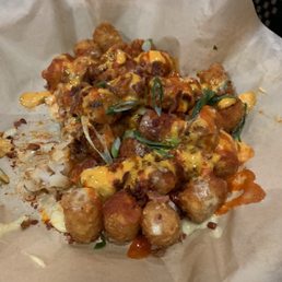 Sriracha bacon cheesy tots Sriracha bacon cheesy tots