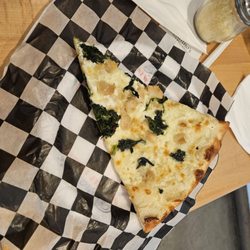 Bonanno’s New York Pizza Kitchen - Chicken alfredo pizza