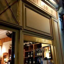 L'Ecluse la Cave - Outside Rue