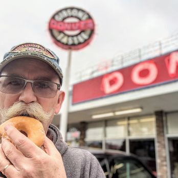 Gibson's Donuts - Lonny (@donutduster) visiting Gibson's Donuts in Memphis, TN - Donuts Near Me - Memphis, Tennessee