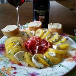 Kaufland - Gelbe Tomaten, Mozzarella, Seranoschinken, rumänischer Rotwein, Baguette mit Kreuterbutter. Gekauft bei Kaufland