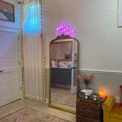 Glow Bar GNV - Such a cute space!