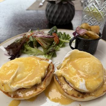 Estrella Restaurante - Eggs Benedict with ham were really tasty and not too heavy - Mexican Near Me - Cabo San Lucas, BCS