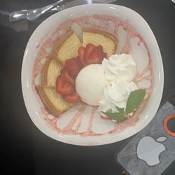 9Five Kitchen and Bar - Strawberry shortcake