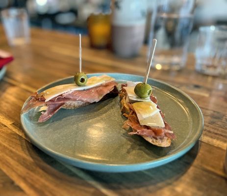 Unidos Restaurant & Wine Bar by null