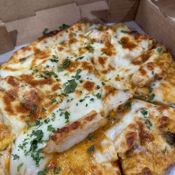 Myles Pizza Pub - Tikki masala curry pizza - Pizza Near Me - Greenville, South Carolina Myles Pizza Pub - Tikki masala curry pizza - Pizza Near Me - Greenville, South Carolina