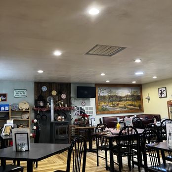 Grammy's Kitchen - Very nice interior despite the unassuming exterior! - American Near Me - Moffat, Colorado