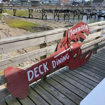 Morrison's Lobsters - Outside pathway to the back patio. - Seafood Near Me - Kittery, Maine
