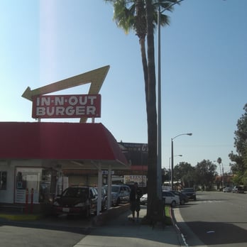 In-N-Out Burger - Cars lined up into the street - Burgers Near Me - Pasadena, California In-N-Out Burger - Cars lined up into the street - Burgers Near Me - Pasadena, California