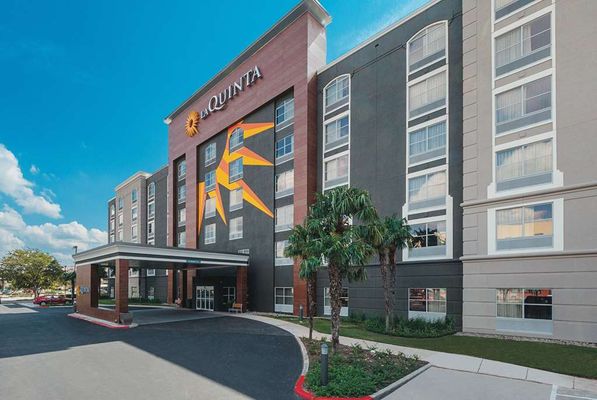 La Quinta Inn & Suites by Wyndham San Antonio Downtown by null