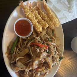 Combo Chicken Drunken Noodle & Shrinp Tempura Combo Chicken Drunken Noodle & Shrinp Tempura