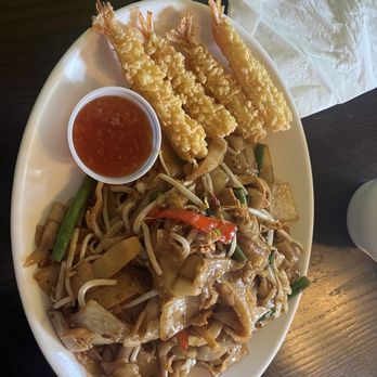 Bangkok @12 Thai Restaurant - Combo Chicken Drunken Noodle & Shrinp Tempura - Thai Near Me - Sacramento, California Bangkok @12 Thai Restaurant - Combo Chicken Drunken Noodle & Shrinp Tempura - Thai Near Me - Sacramento, California