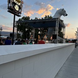 J Resort's Glow Plaza