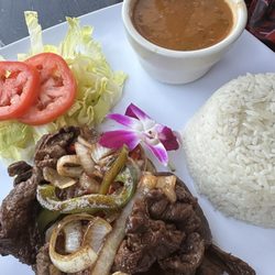 Bocao Restaurant - Bistec encebollado  Arroz y frijoles