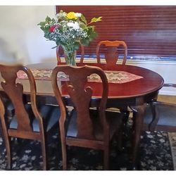 Prospector's Finds - Thomasville Winston Court solid cherry dining set with classic Queen Anne styling. Table expands from 68" to 100" with 2 leaves and includes