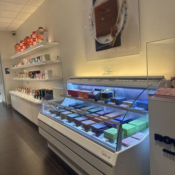 ROYCE Chocolate - Chocolatiers & Shops Near Me - Bellevue, Washington ROYCE Chocolate - Chocolatiers & Shops Near Me - Bellevue, Washington