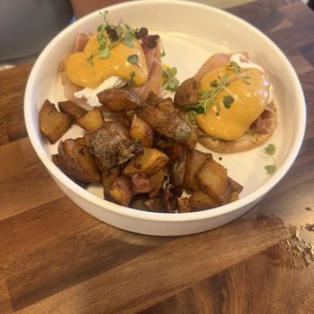 Bloom Kitchen And Bar - Eggs Benedict - New American Near Me - York, Pennsylvania