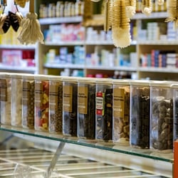 Drogisterij Hermanusje van alles - Oud Hollands snoepgoed en echte Natuurdrop van Meenk !