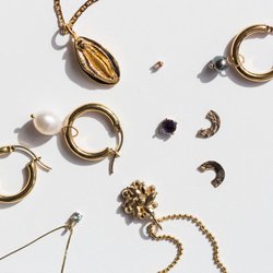 ARO - A combination of fine jewelry and contemporary jewelry we offer at ARO. Smoke & Daggers, Kristen Elspeth, Tuza, Pamela Card and ARO.